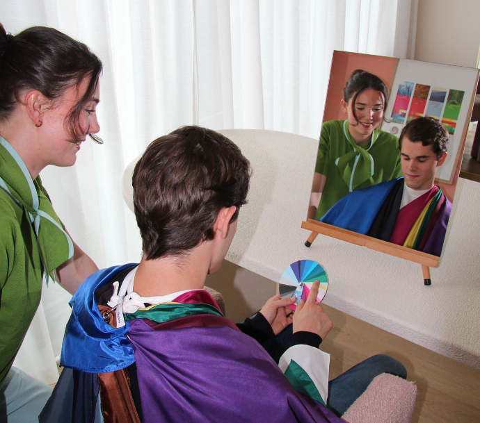 Klant bekijkt zijn persoonlijke kleurenpalet na een kleuranalyse nabij Muiden